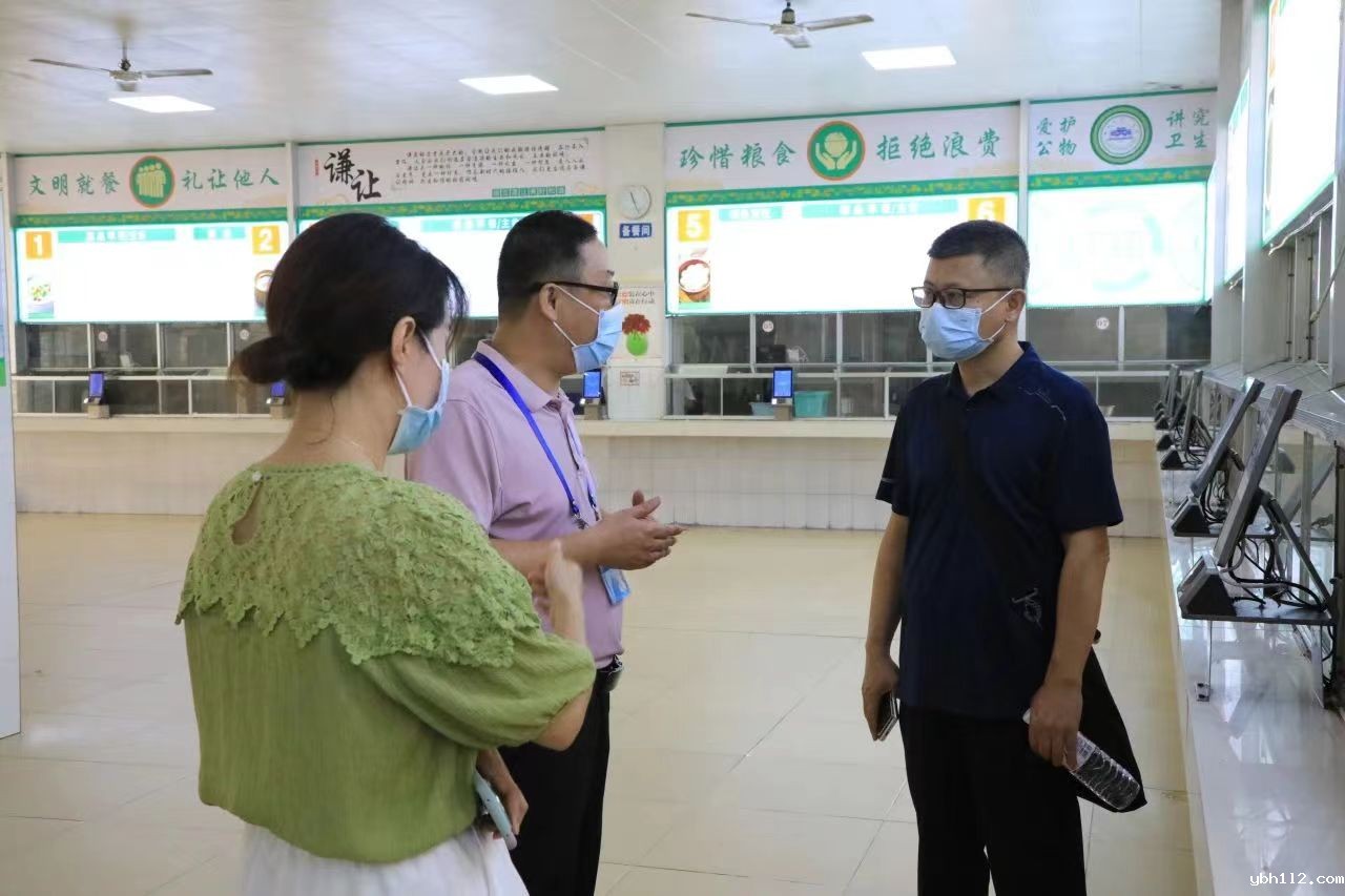 家校共育，共筑食品安全防线——学生家长代表参观我校龙湾校区膳食中心”