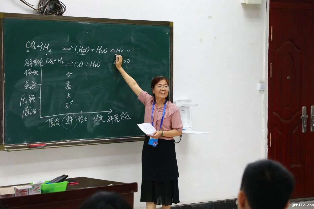 榜样引领作表率 勇攀高峰展辉煌——记我校正高级教师黄丽妮的名师展示课”