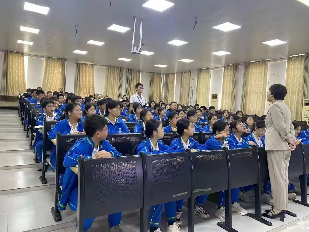 榜样引领作表率 勇攀高峰展辉煌——记我校正高级教师罗华新的名师展示课”